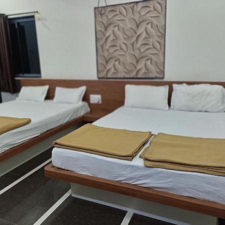 Hotel Mahalaxmi Дварка Экстерьер фото