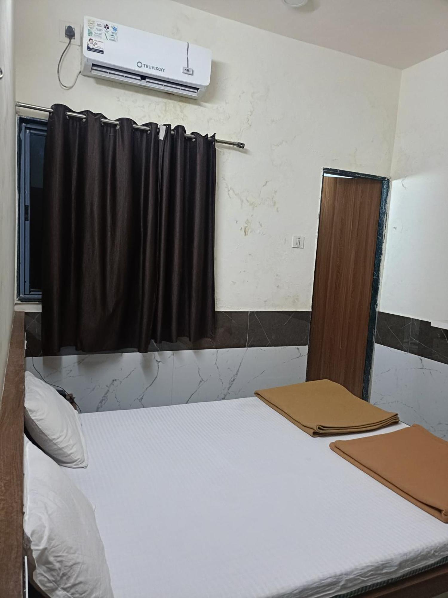 Hotel Mahalaxmi Дварка Экстерьер фото