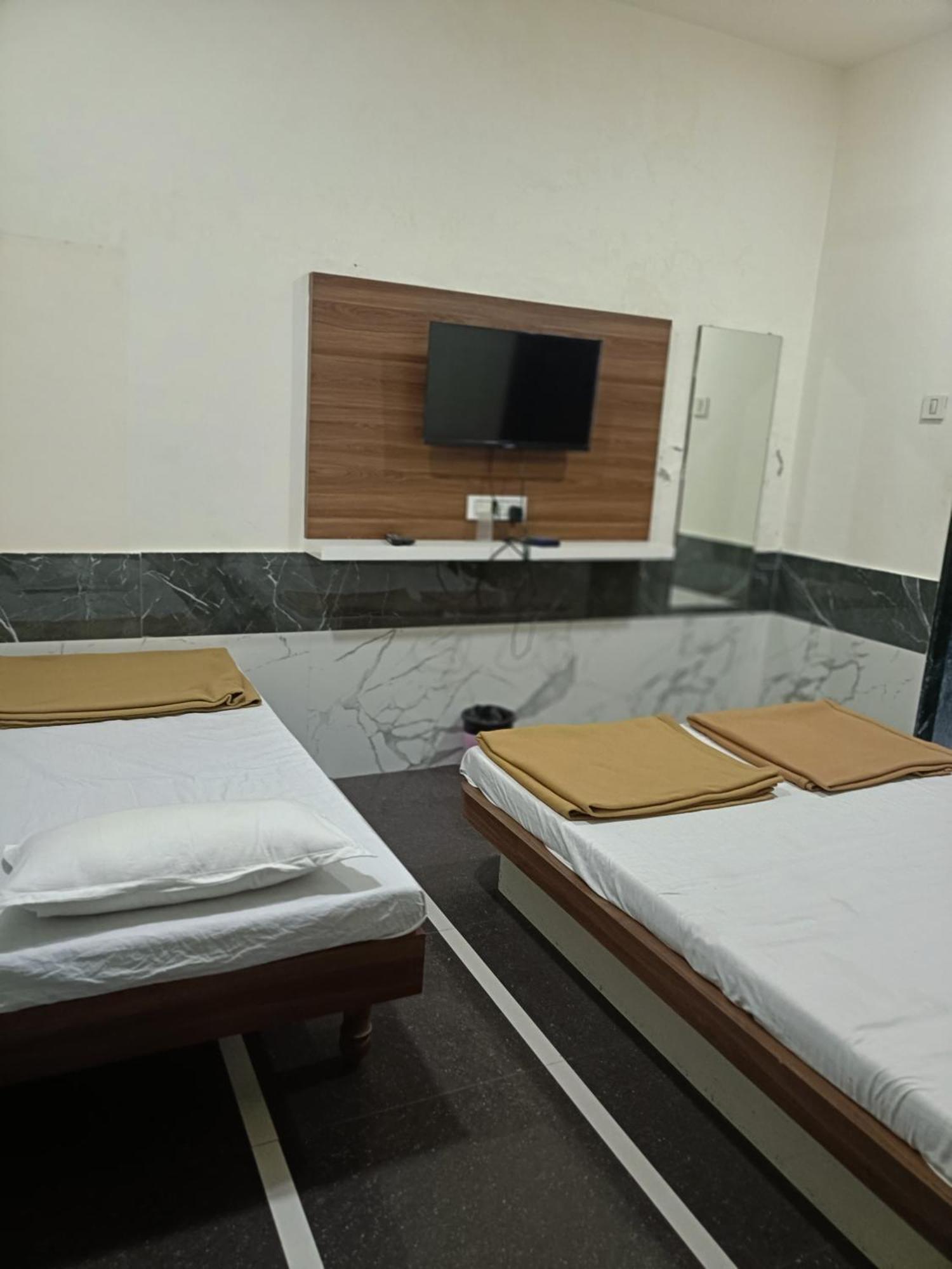 Hotel Mahalaxmi Дварка Экстерьер фото