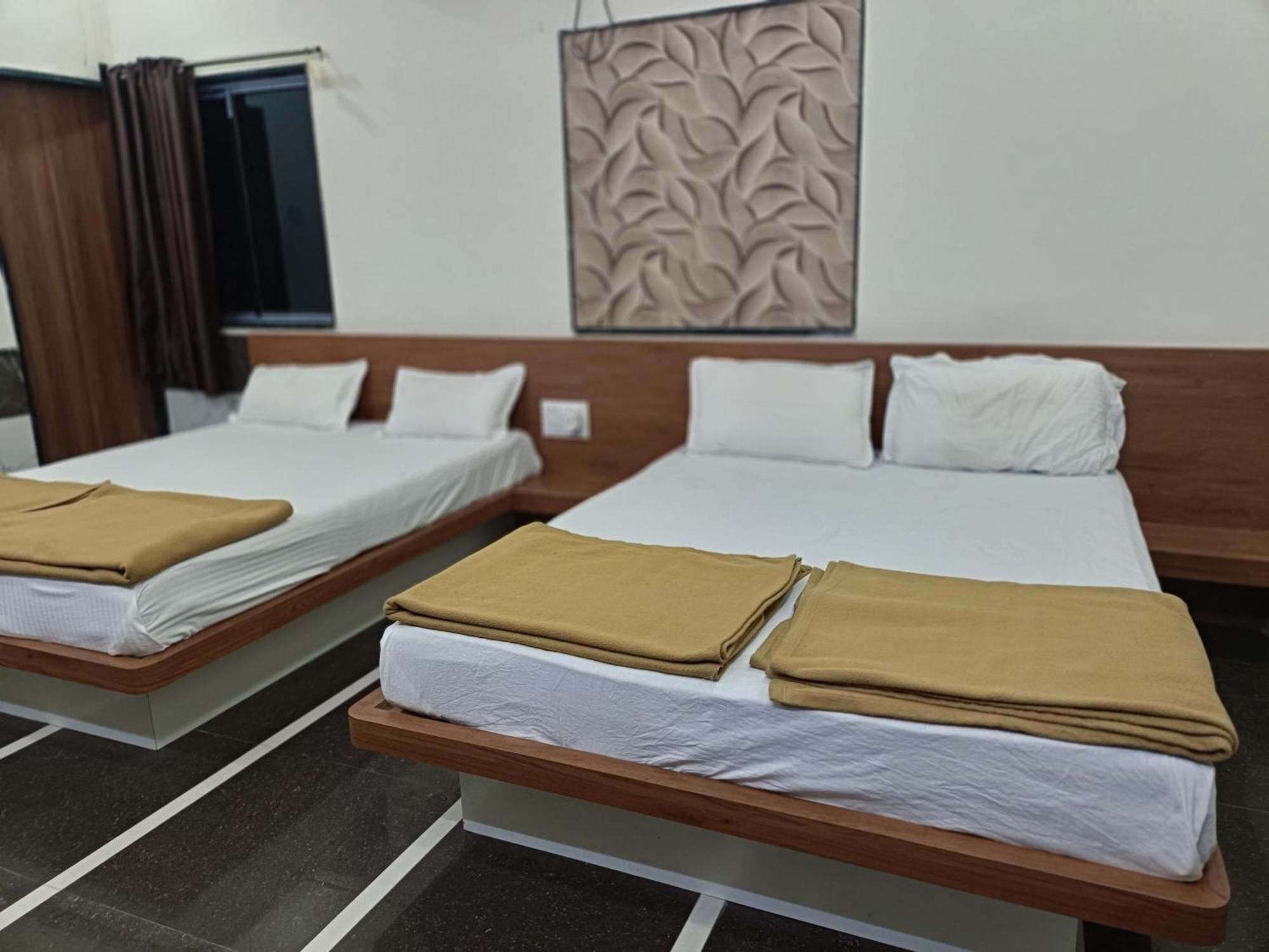 Hotel Mahalaxmi Дварка Экстерьер фото