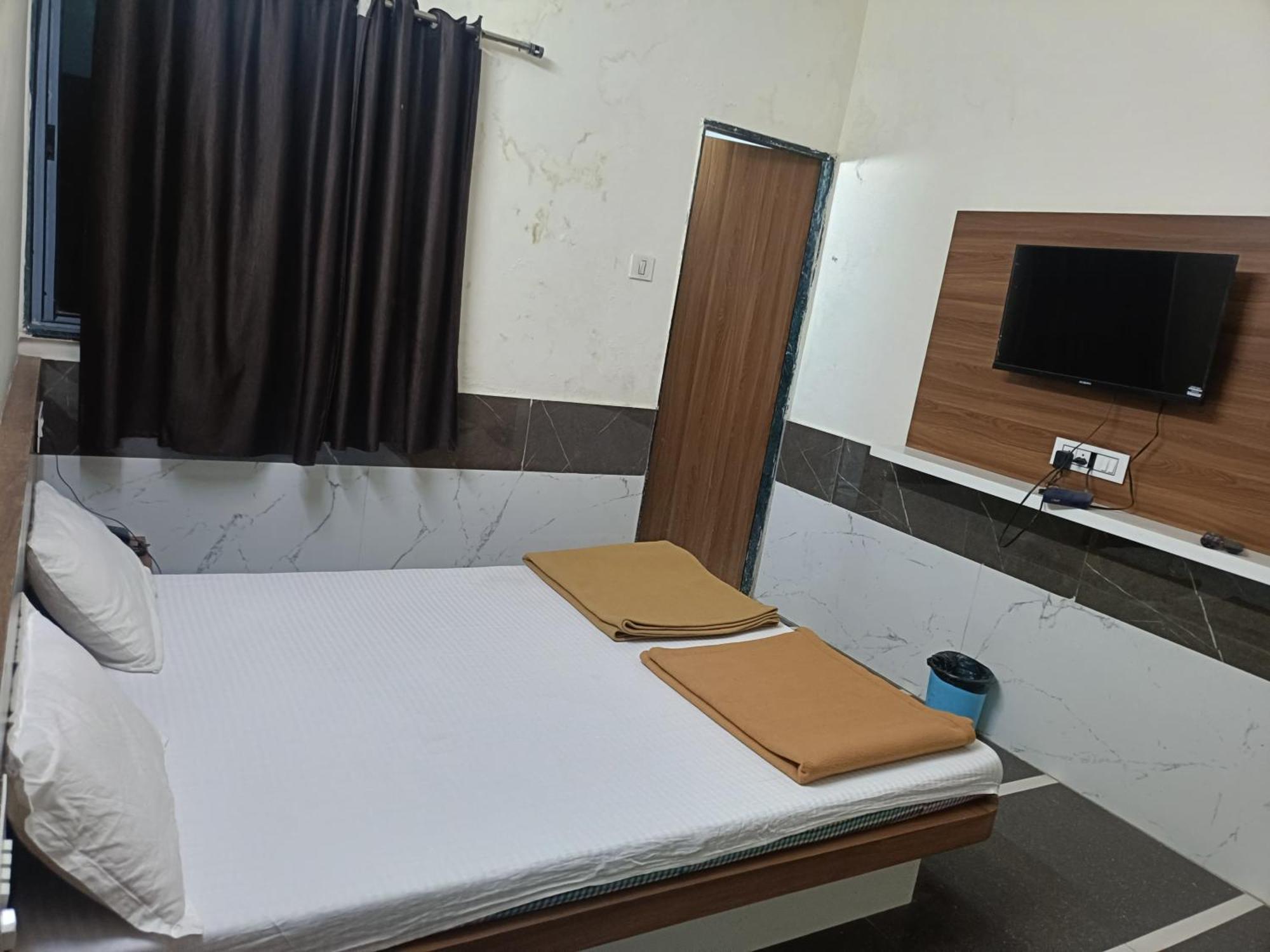 Hotel Mahalaxmi Дварка Экстерьер фото