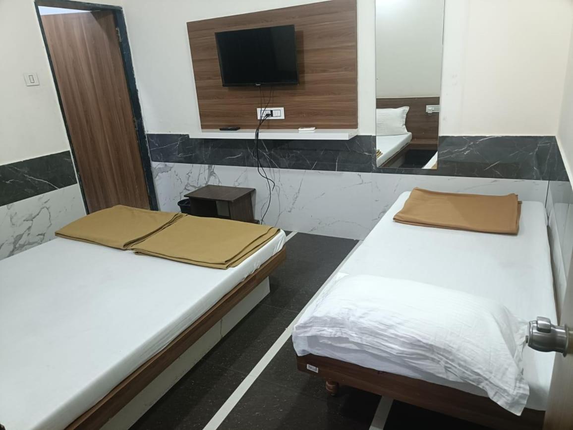 Hotel Mahalaxmi Дварка Экстерьер фото